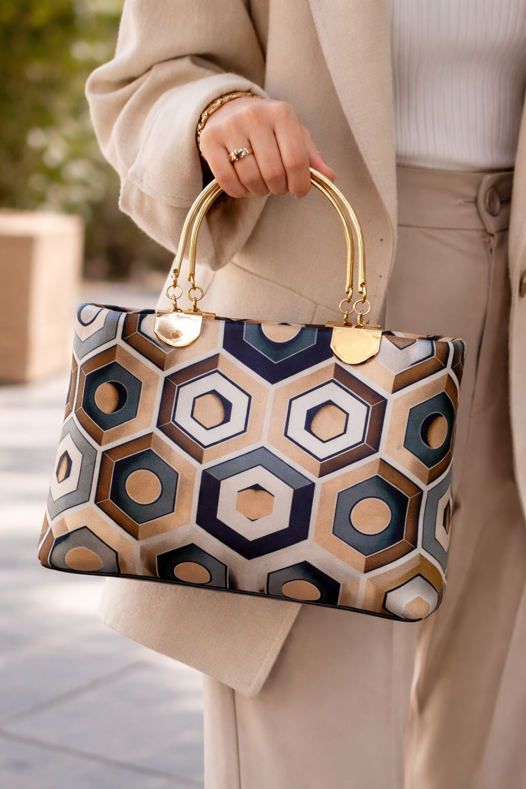Geometric beige-navy-bag